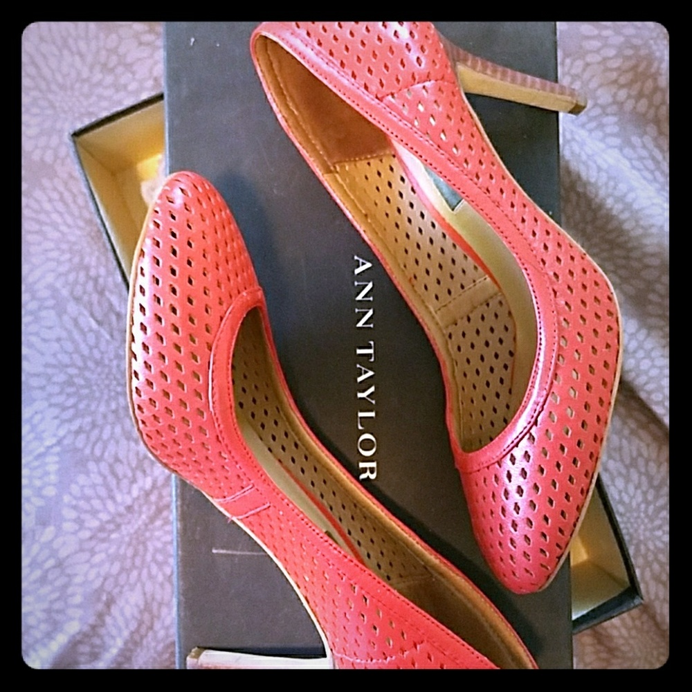 Ann Taylor red coral pumps